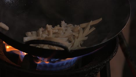 Hacer-Un-Plato-De-Fideos-En-Wok-Sobre-Fuego-De-Gas-Tailandia