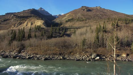 río y puente de tren en la ladera de una montaña en alaska