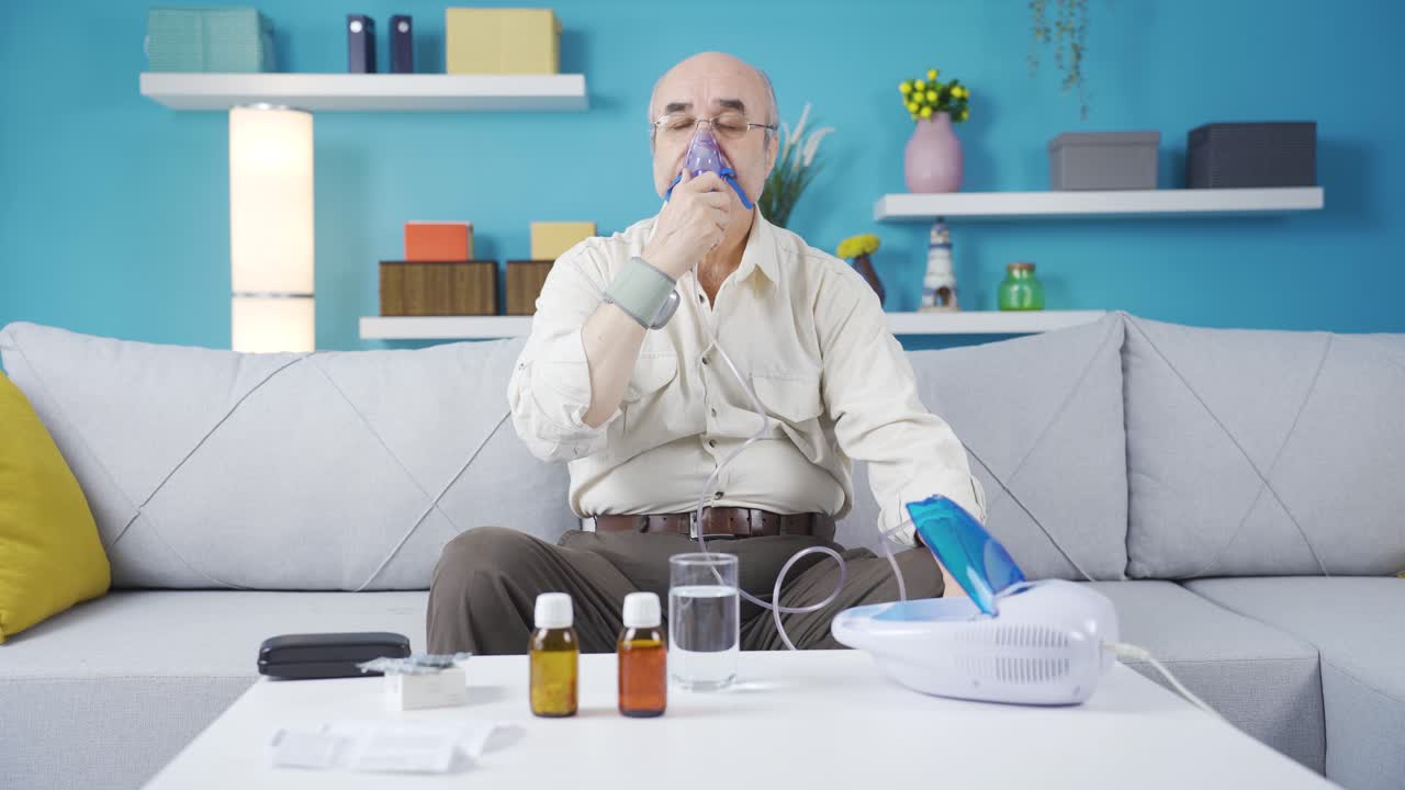 Anziano con respiratore che beve acqua