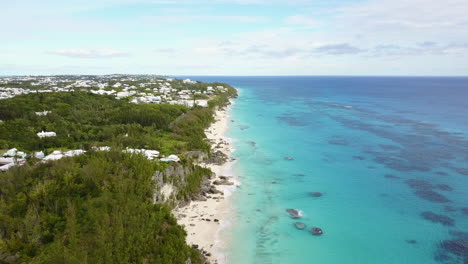 Blaues-Wasserufer-In-Bermuda-An-Einem-Sonnigen-Tag