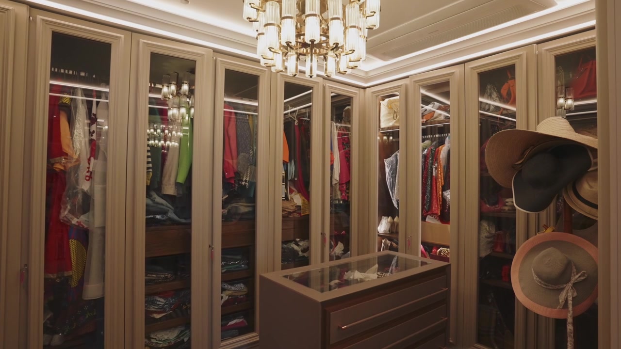 Interno elegante di una cabina armadio in una casa di lusso. Spazio guardaroba su misura. Zoom avanti, panoramica a destra.