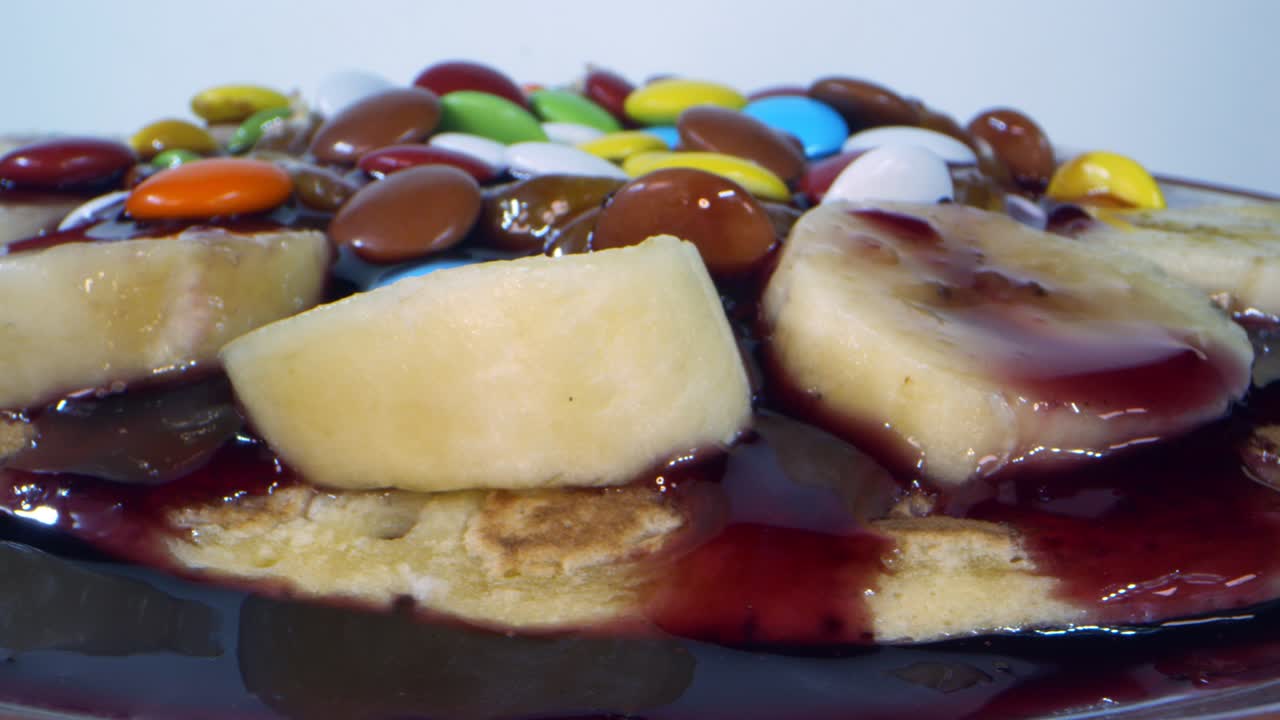 크레프에 바나나 만다린과 라즈베리 소스