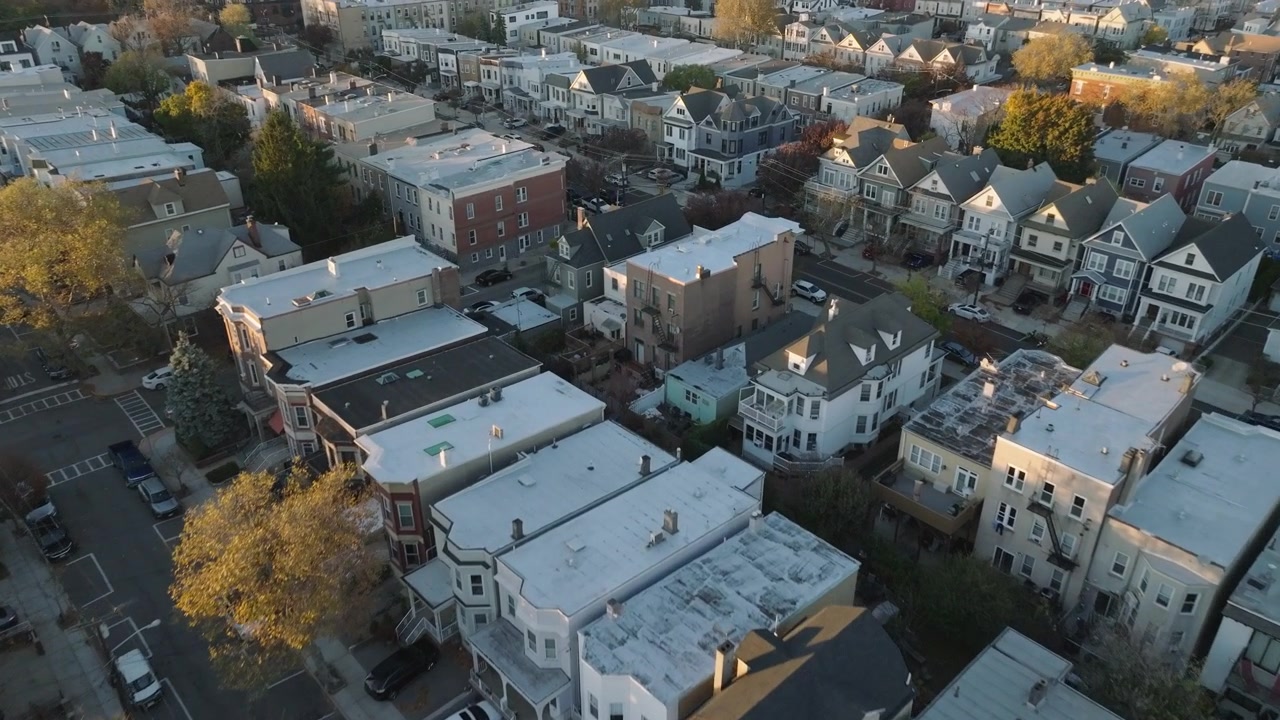 Vista aerea di Weehawken, New Jersey, al tramonto. Ripresa in autunno in 4K.