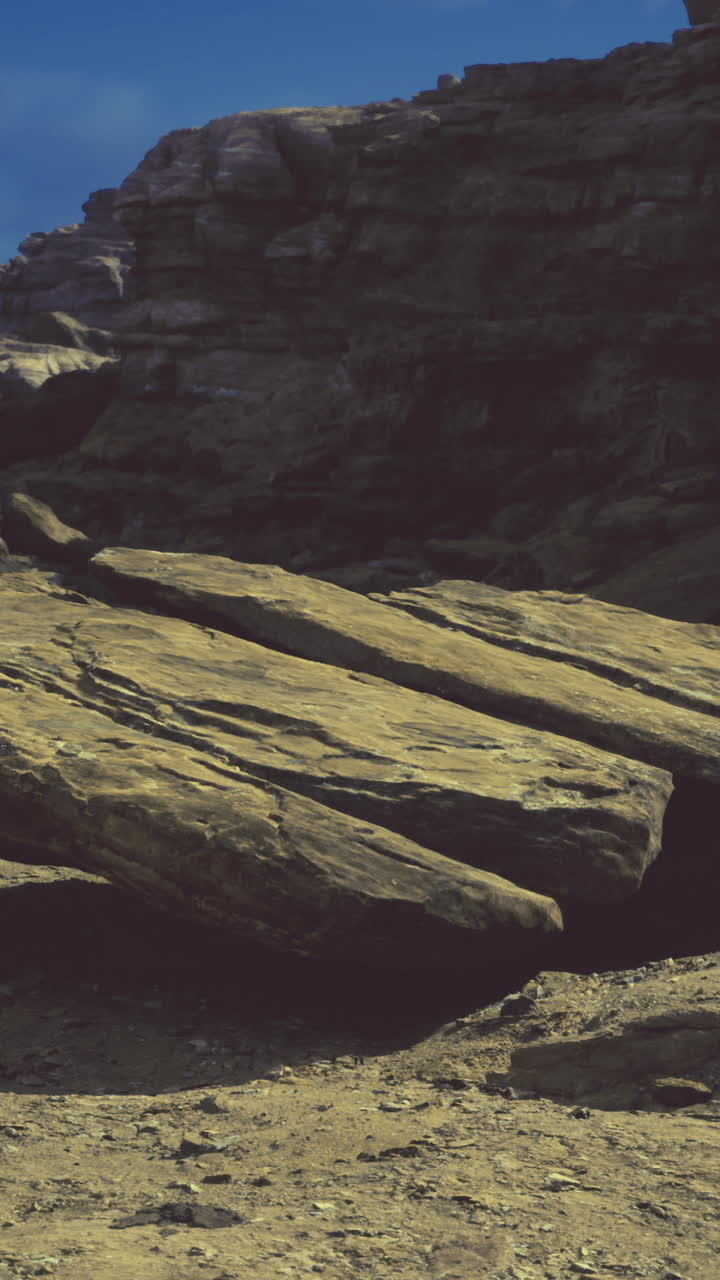 Scoperte insolite formazioni rocciose in un paesaggio desertico remoto