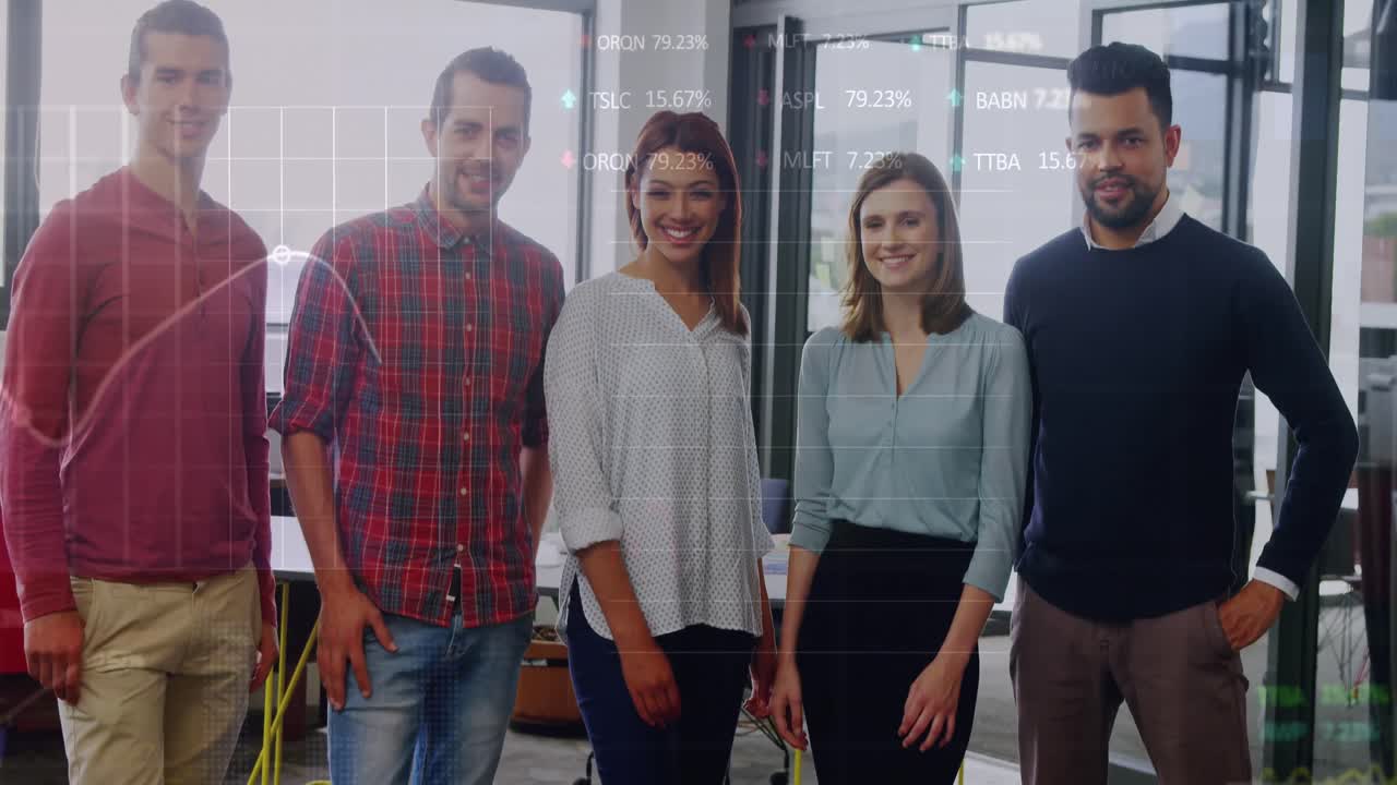 Animación de gráficos y panel de trading, diversos colegas sonrientes de pie uno al lado del otro en la oficina
