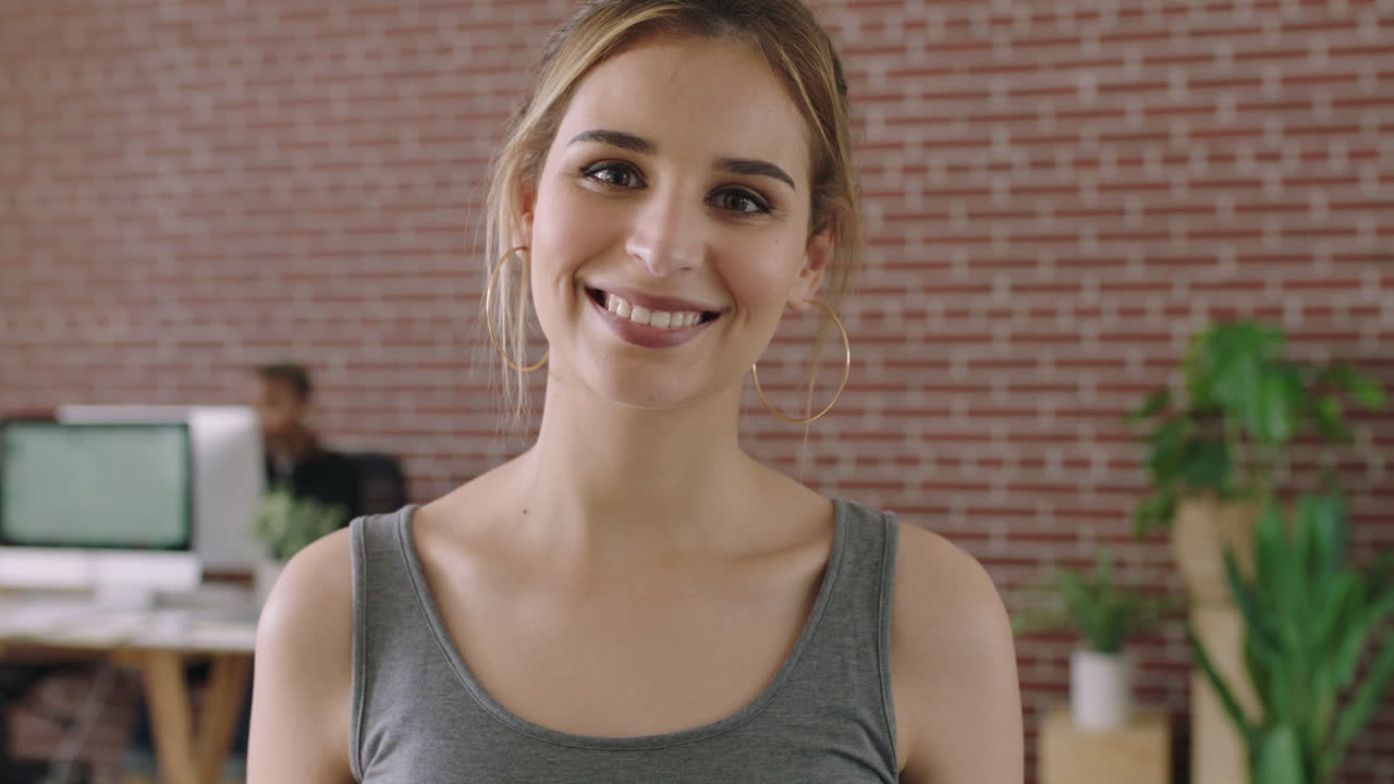 retrato de una hermosa mujer joven en una oficina contemporánea sonriendo feliz disfrutando de la oportunidad de comenzar un negocio