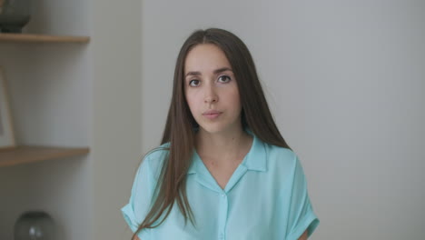 la mujer escucha mientras mira a la cámara y asiente con la cabeza con aprobación. participante en el diálogo de la videollamada. oyente de la videoconferencia sentado en casa