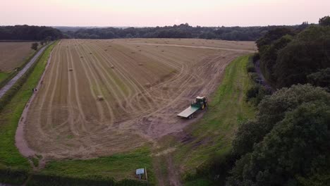 Tiro-De-Drone-De-Tractor-En-Campo-Luces-ámbar-Parpadeando