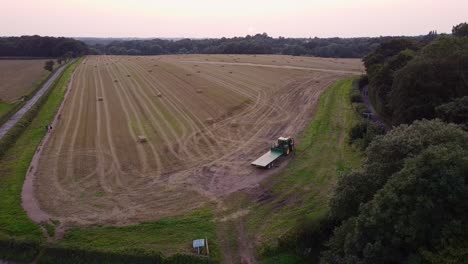 tiro de drone de tractor en campo luces ámbar parpadeando