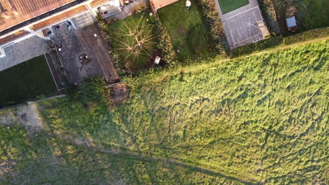 vista aérea del barrio tranquilo y jardines verdes