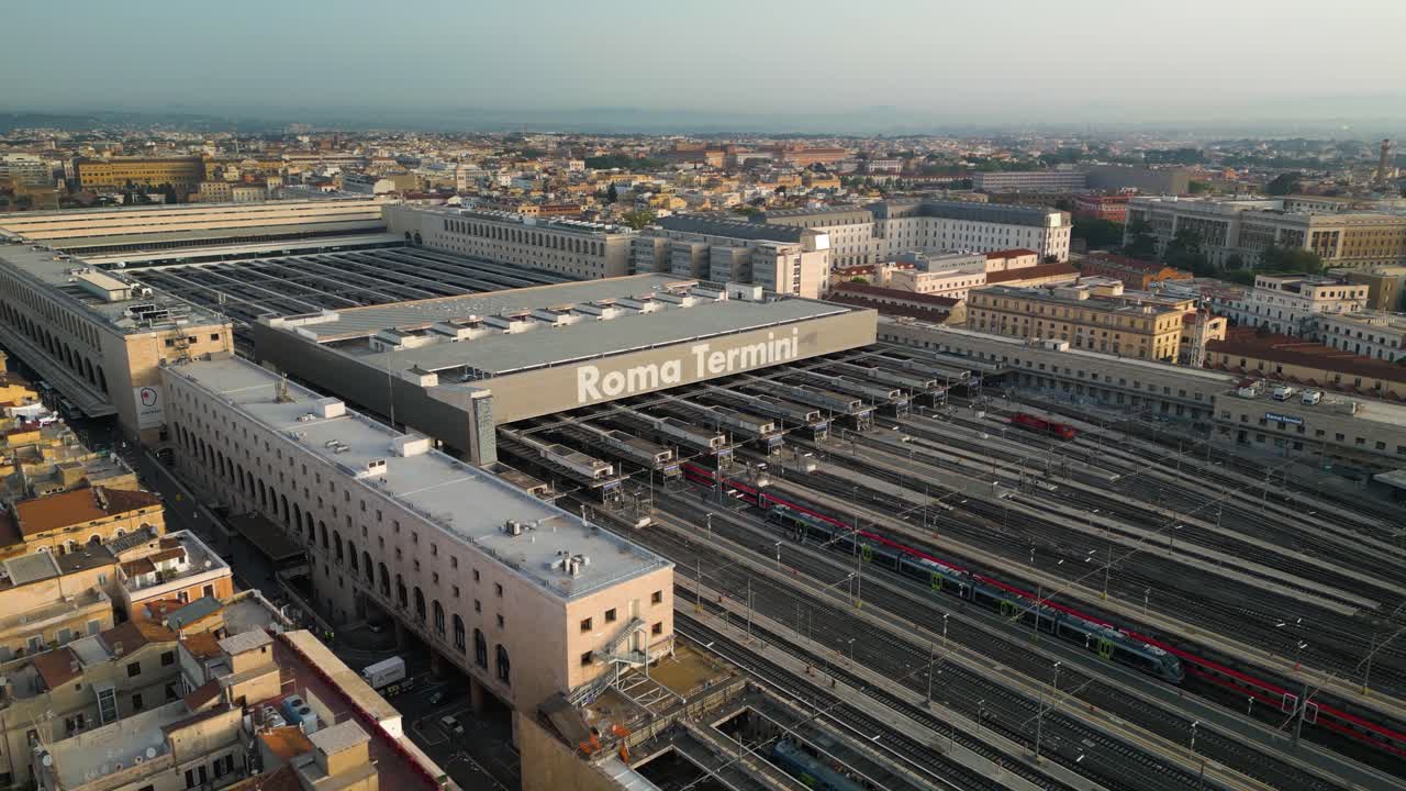 Dronekuva Rooman Terminin rautatieaseman yläpuolella Rooman historiallisessa keskustassa, Italiassa