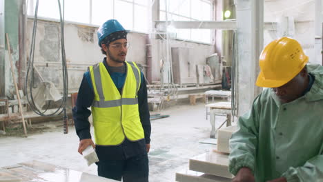 Gente-Trabajando-Con-Mármol