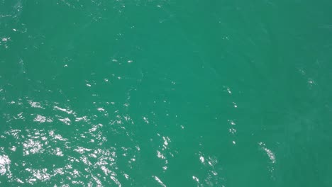 Luftaufnahme-Der-Plätschernden-Blauen-Meereslandschaft-Mit-Sonnenlichtreflexion-Im-Sommer