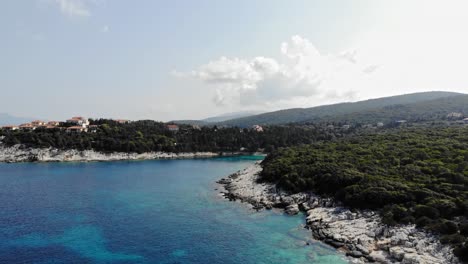 Üppige-Vegetation-Und-Türkisfarbener-Ozean-Von-Paralia-Emplisi-In-Griechenland---Drohnenaufnahme-Aus-Der-Luft