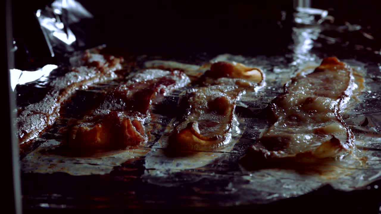 오븐에서 지글지글 구워지는 베이컨 4조각