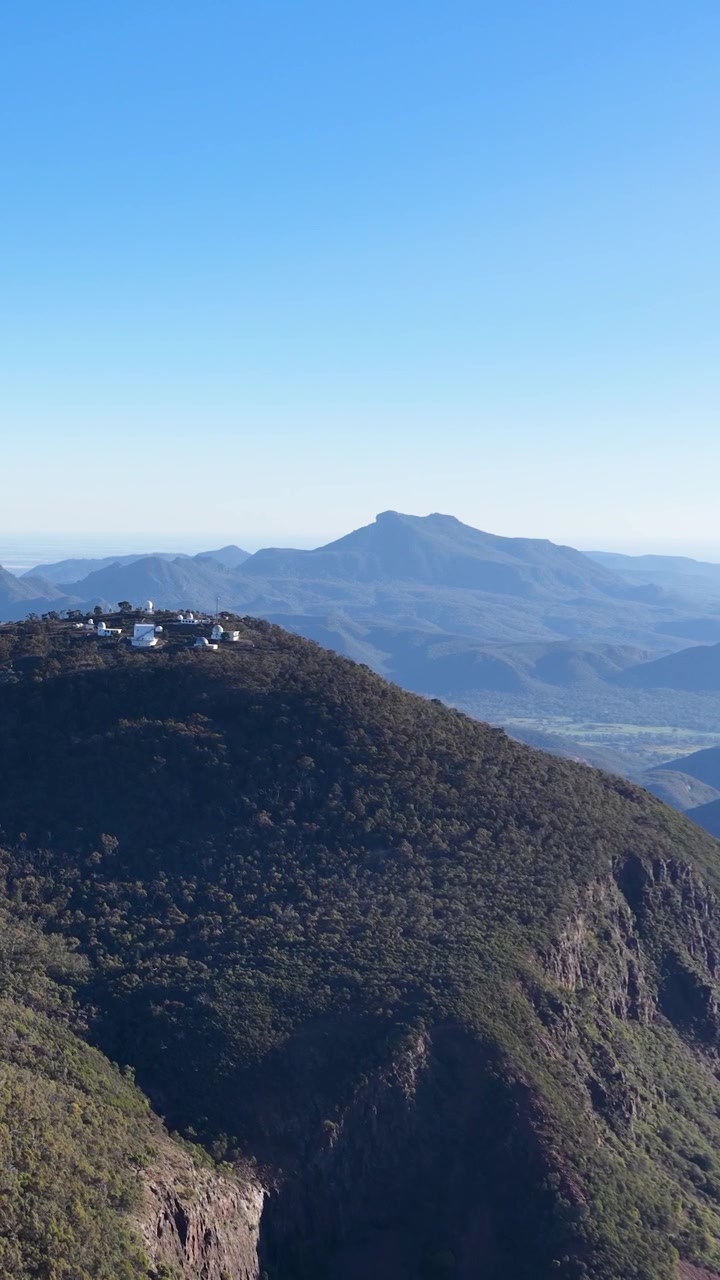Luftfoto af Siding Spring Observatoriet på en bjergtop
