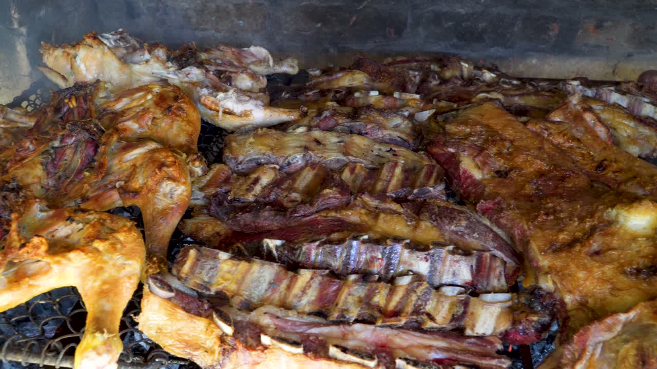 trozos de asado a la parrilla, una barbacoa tradicional argentina