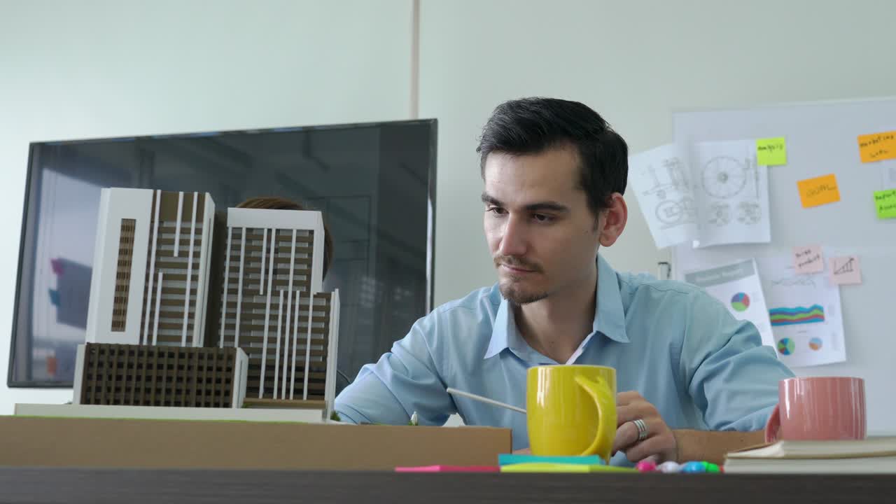 los arquitectos están trabajando en un modelo de edificio. los diseñadores están desarrollando arquitectura. concepto de construcción, desarrollo e idea creativa.