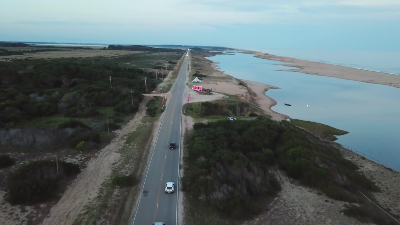 해안 도로 위의 자동차