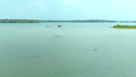 Pequeña-Isla-En-Un-Lago,-Masa-De-Tierra-Dentro-De-Un-Lago