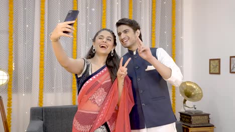pareja india haciendo clic en selfies en diwali