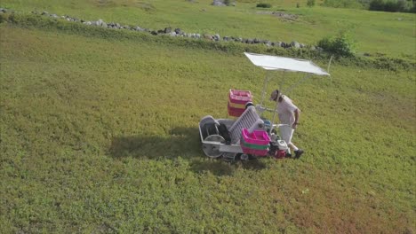 Ein-Landarbeiter,-Der-Blaubeeren-Mit-Einer-Pflückmaschine-Auf-Einem-Feld-Erntet