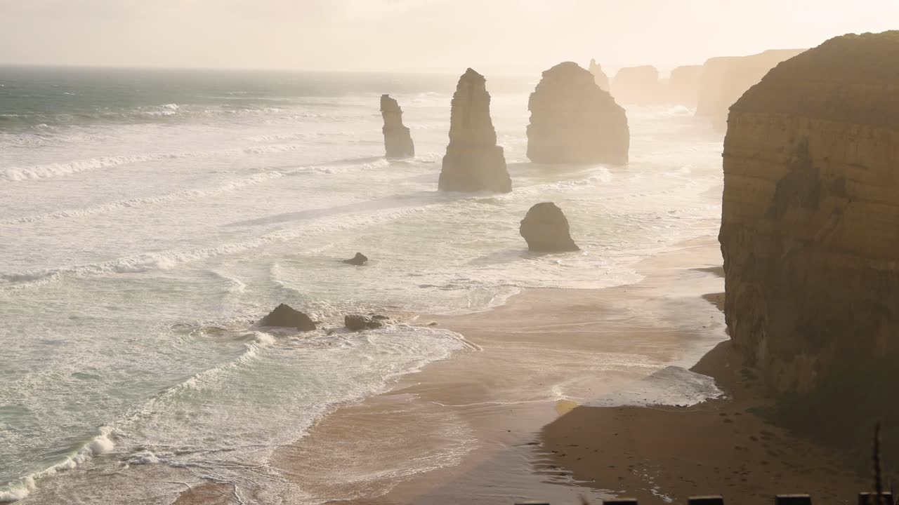 las olas chocando contra las icónicas pilas de piedra caliza