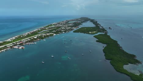 vista aérea de veleros en la costa de isla mujeres, méxico - reversa, disparo de drones