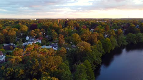 Villas-Ubicadas-Directamente-En-El-Lago-Impresionante-Vista-Aérea-Pedestal-De-Vuelo-Abajo-Imágenes-De-Drones-Del-Lago-Schlachtensee-Berlín,-Atardecer-Dorado-De-Verano-2022