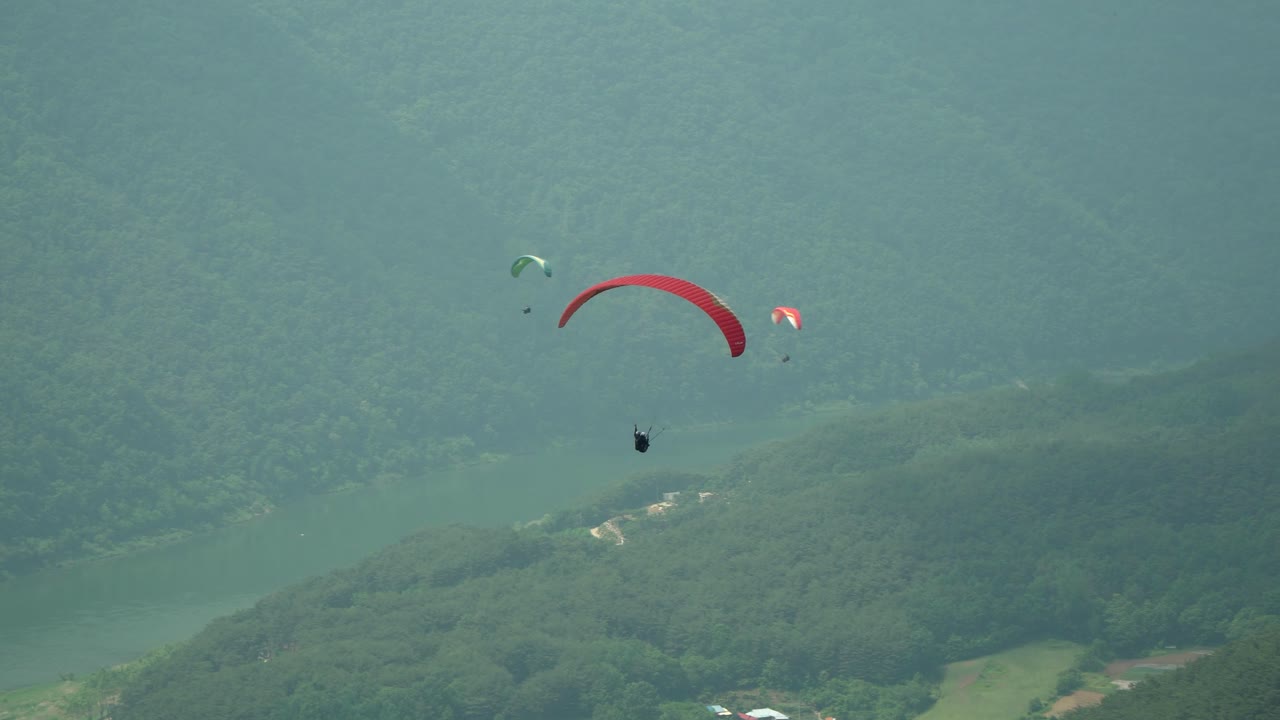 Güney Kore, Danyang'da Yamaç Paraşütü Yaparken 4K Takip Çekimi