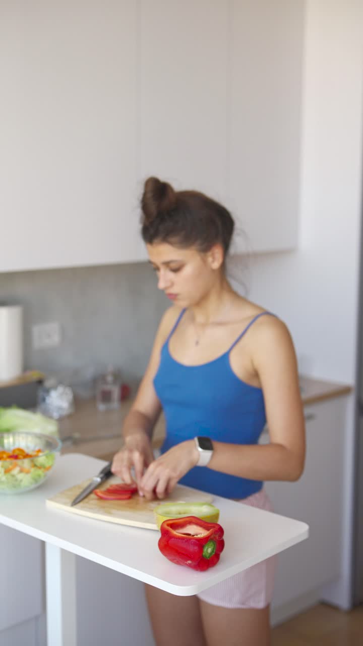 mulher preparando uma salada