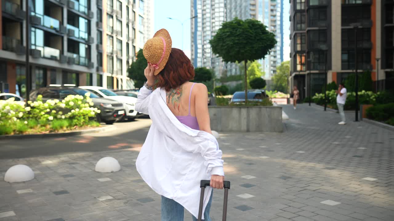 도시 에서 여름 휴가를 즐기는 여자