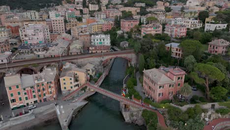 Génova-Nervi,-Italia-Con-Coloridos-Edificios-Y-Exuberantes-Colinas,-Cielo-Nublado,-Vista-Aérea