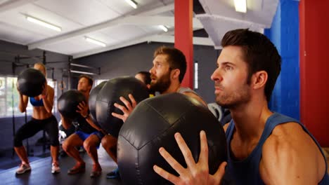 grupo de personas haciendo ejercicio con una pelota de ejercicio