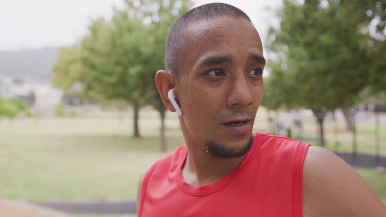 vista lateral hombre con pierna protésica mirando hacia otro lado