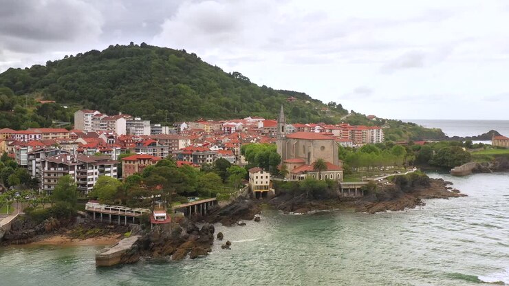 Vista aerea con drone della Riserva della Biosfera di Urdaibai a Mudaka, nei Paesi Baschi