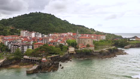 Vista-Aérea-De-Drones-De-La-Reserva-De-La-Biosfera-De-Urdaibai-En-Mudaka-En-El-País-Vasco