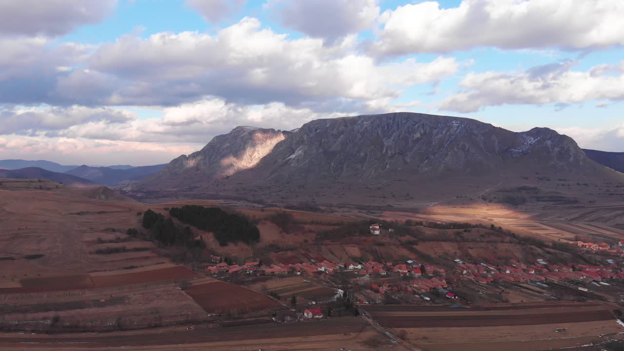 흐린 날 무인 항공기에서 본 루마니아의 trascau 산, 공중 전망