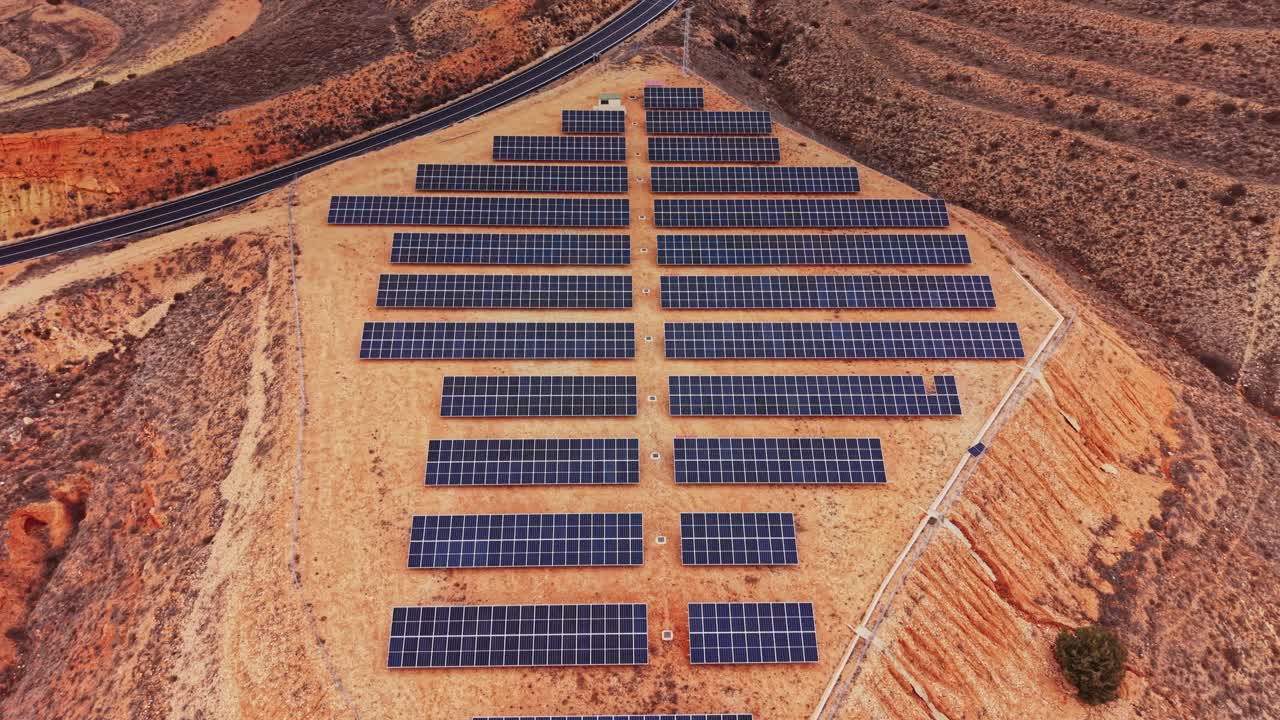 Opsatte solpaneler i Spanien under en klar, blå himmel