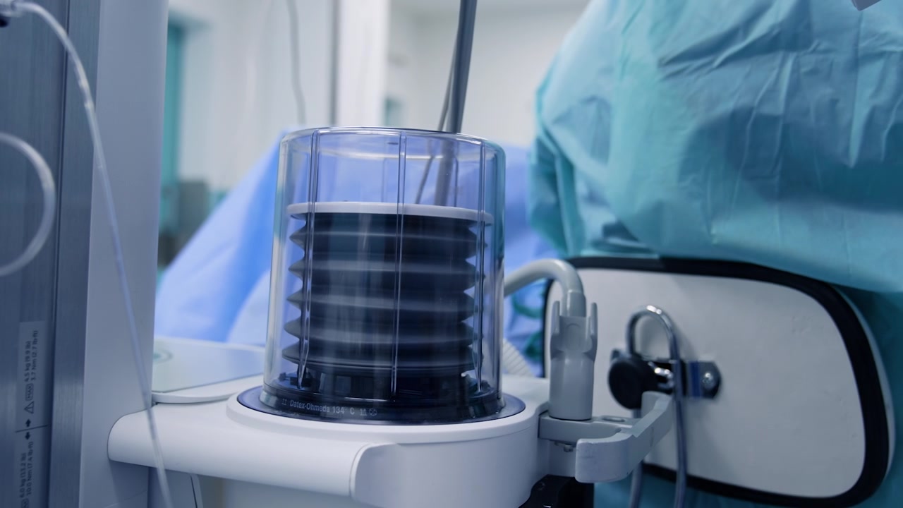 手術中に人工呼吸器のポンプが患者に空気を送り込んでいる。手術室にある医療機器。