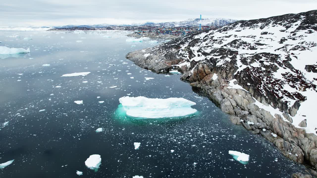그린란드 의 바위 가 많은 해안 과 떠다니는 빙산, 항공 사진