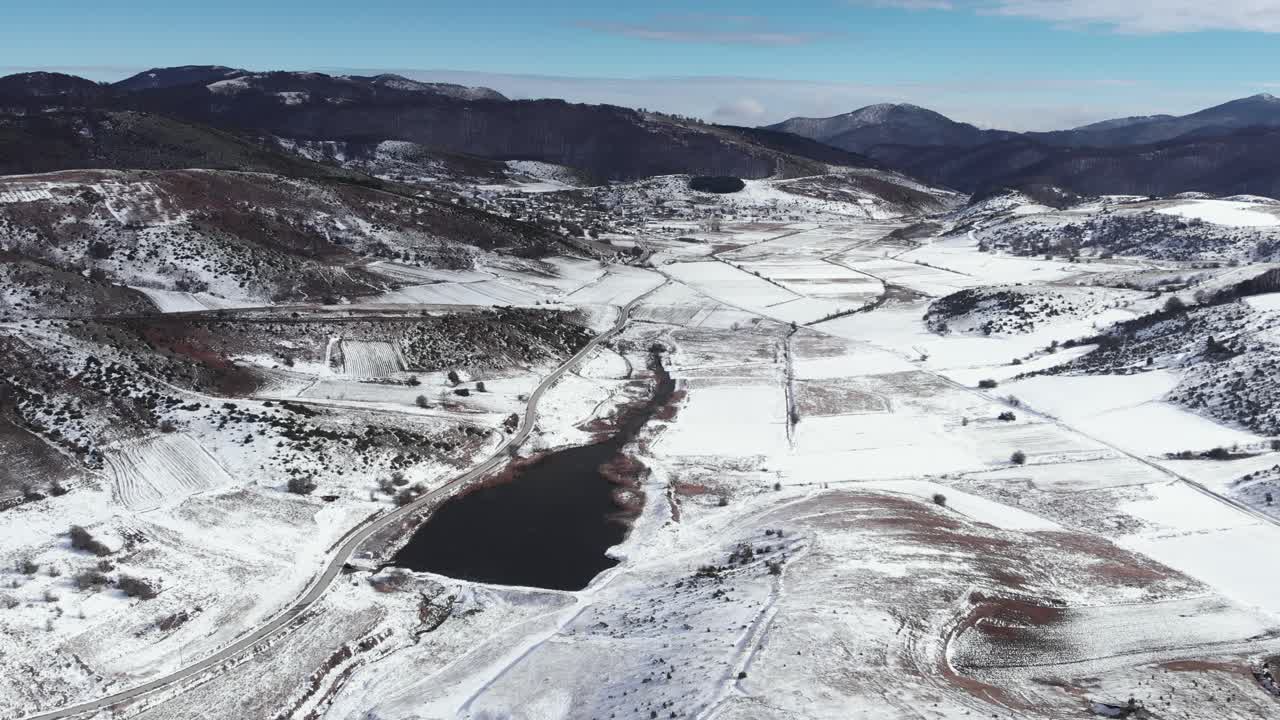 vista aérea de las aves campos montañosos nevados picos de lagos en la distancia día soleado