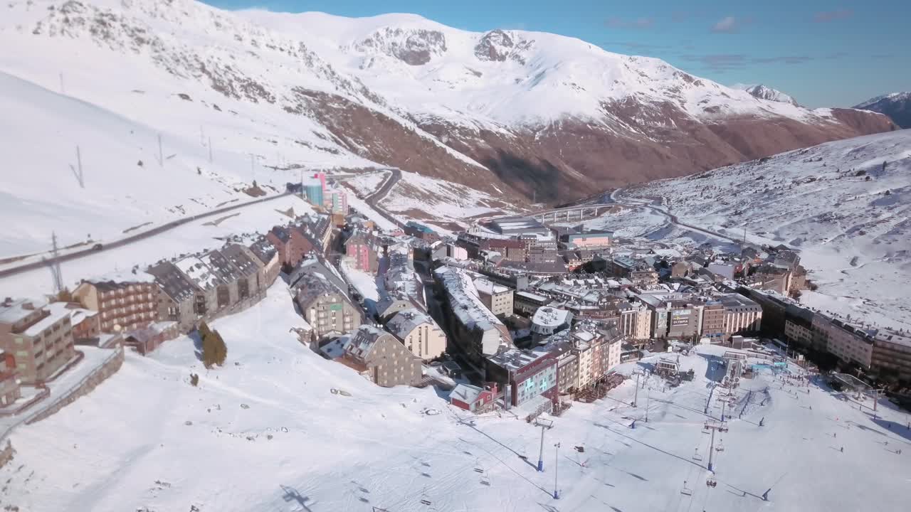 vista aérea de una estación de esquí en las montañas nevadas