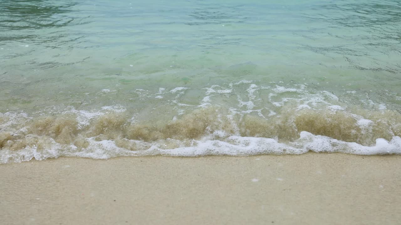 태국 크라비의 모래 해변에 부드럽게 부히는 부드러운 파도