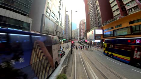 las calles de la ciudad de hong kong desde los tranvías.