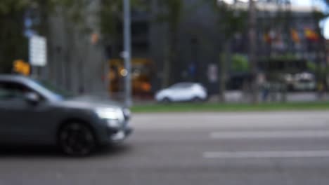 varios vehículos que conducen por la carretera en la ciudad