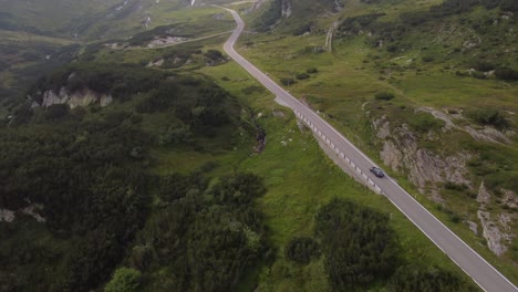 4K-Drohnenaufnahmen-Fangen-Die-Natürliche-Schönheit-Der-Schweizer-Alpen-Ein,-Während-Die-Sonne-Am-Gotthardpass-Durch-Die-Wolken-Untergeht