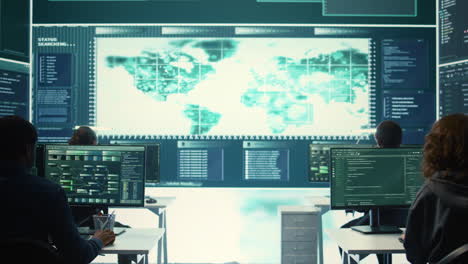 equipo de inteligencia cibernética de expertos en una sala de piratería del gobierno
