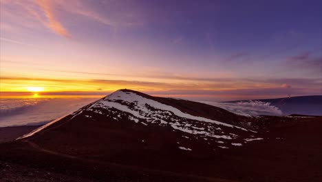 impresionantes vistas del amanecer y mauna loa en erupción desde la parte superior del observatorio de mauna kea