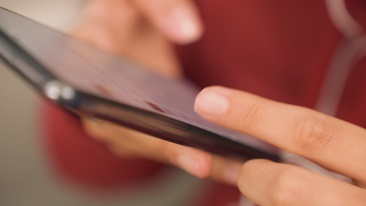 Mani che finalizzano un acquisto. Cliente che completa il processo di acquisto con conferma di pagamento digitale sicuro. Primo piano di utente che finalizza un ordine su dispositivo mobile con pagamento sicuro e visualizzazione della ricevuta